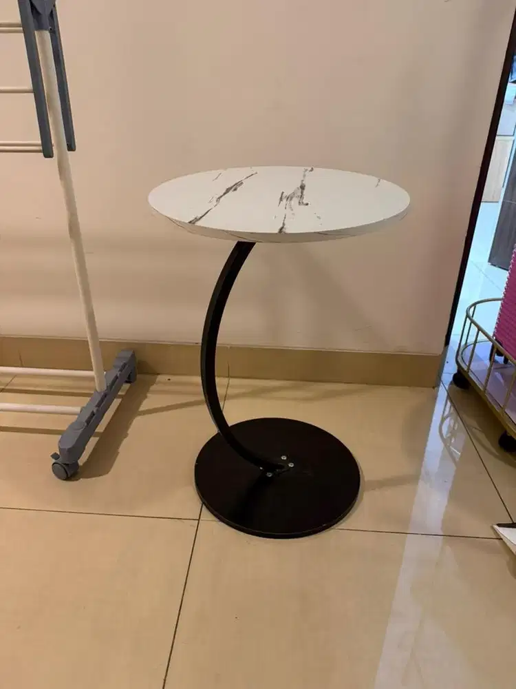 Meja kayu bawah besi
