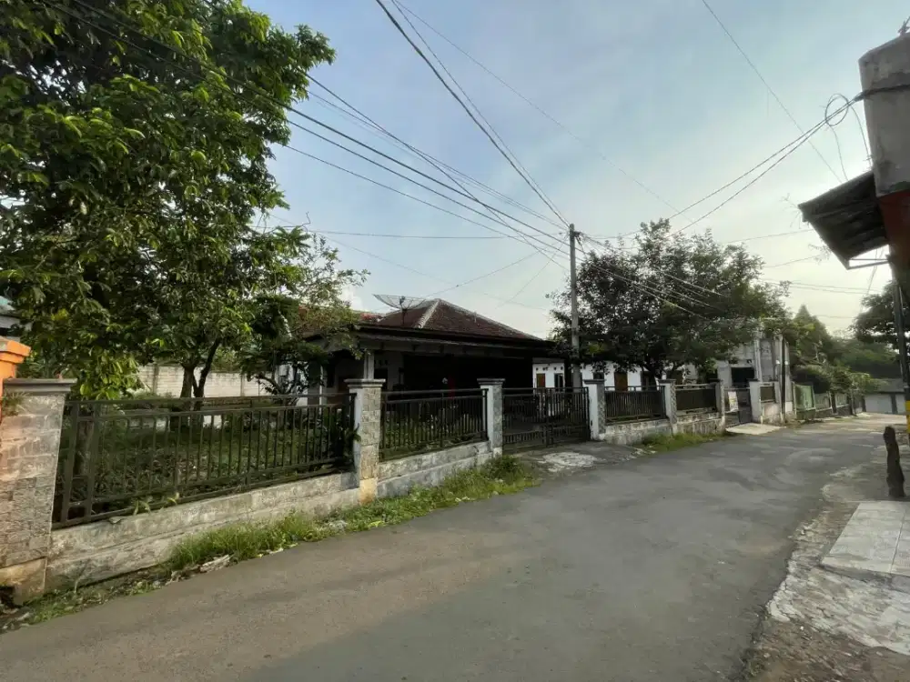Rumah luas plus kostan 5 pintu lokasi strategis