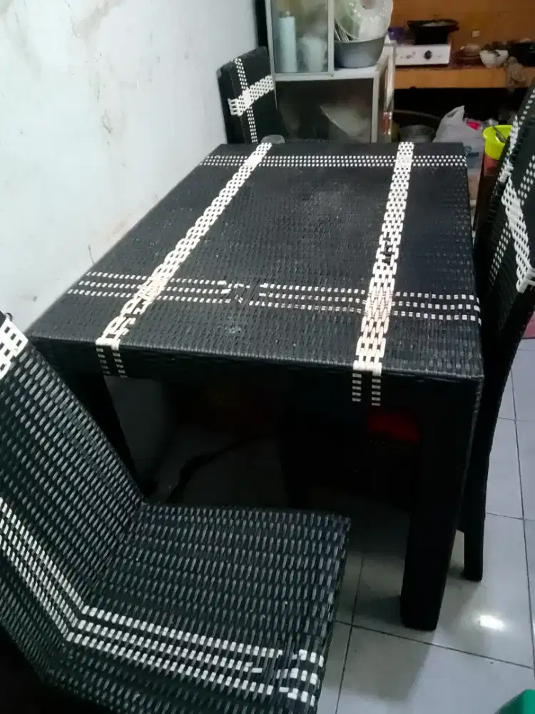 Meja makan rotan plastik