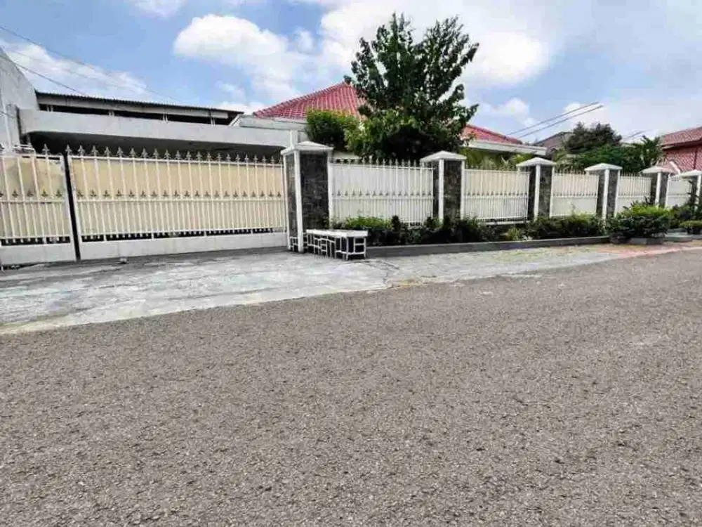 TURUN HARGA BESAR-BESARAN! 
Rumah hook premium di dalam komplek besar dan prestisius kawasan Jatiwaringin, Cipinang Melayu – Jakarta Timur