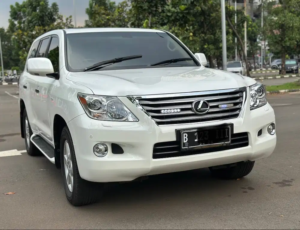 LEXUS LX570 AT PUTIH 2011