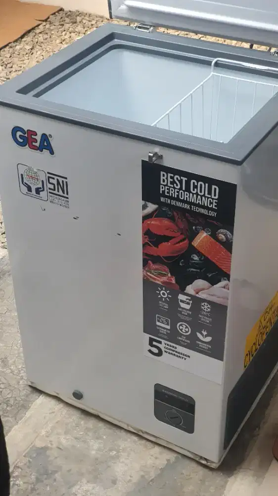 GEA Kulkas chest freezer 100 liter+masih garansi