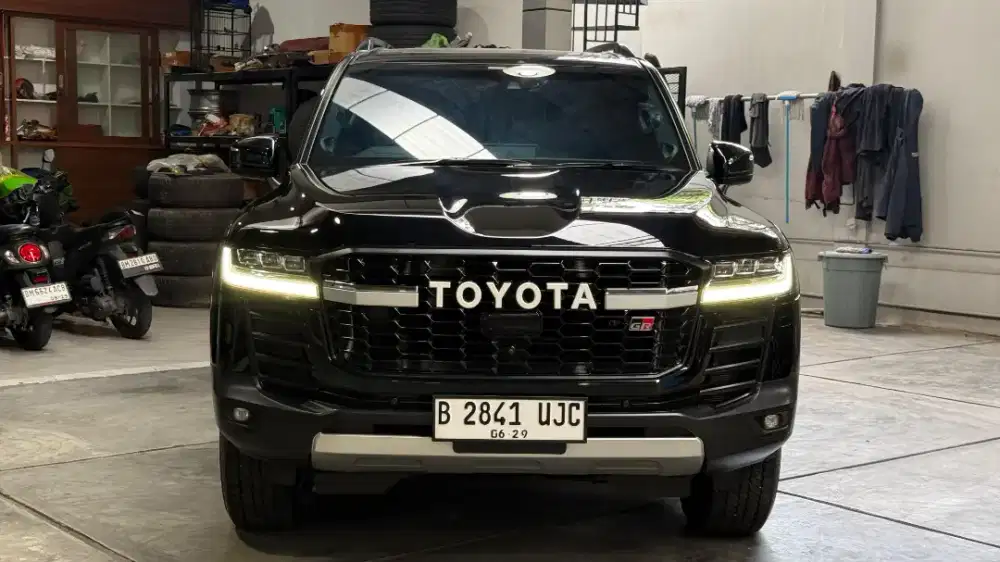 TOYOTA LANDCRUISER 300 GR-S 4X4 AT