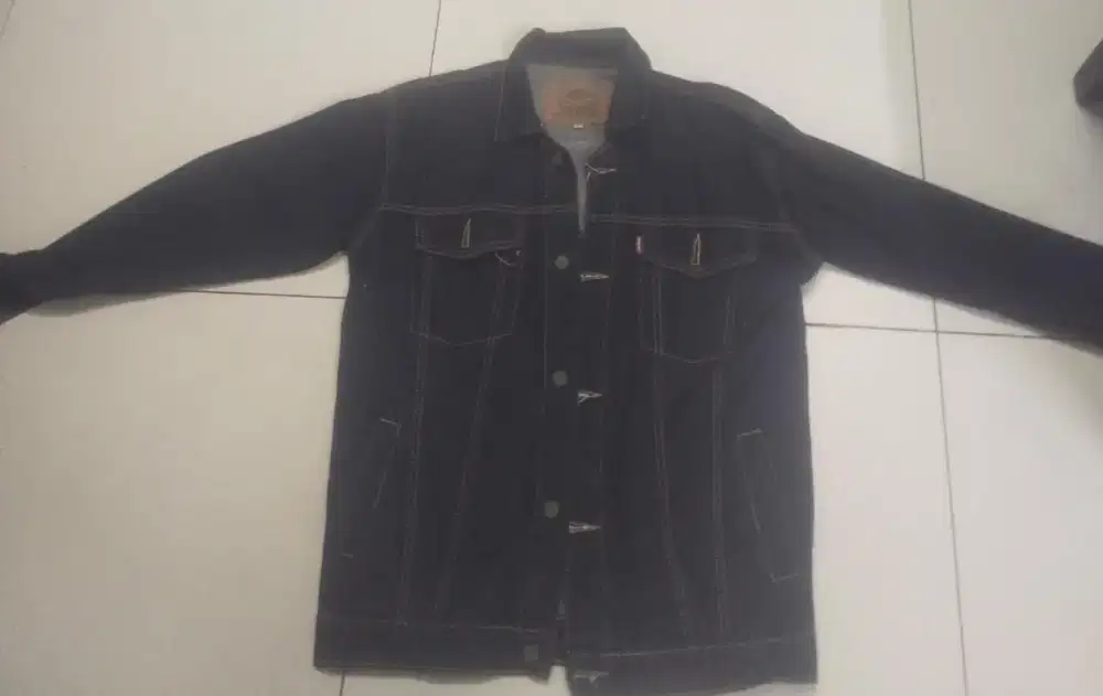 Jaket Parasut dan Jaket Levi's