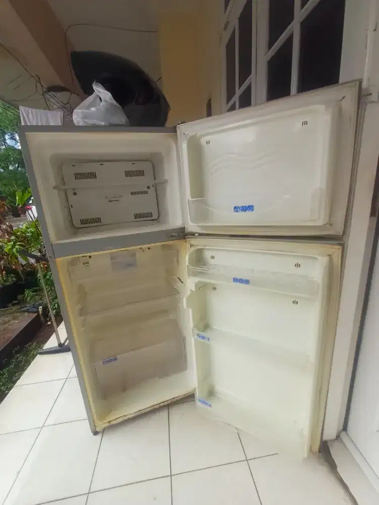 Kulkas sharp bekas 2 pintu