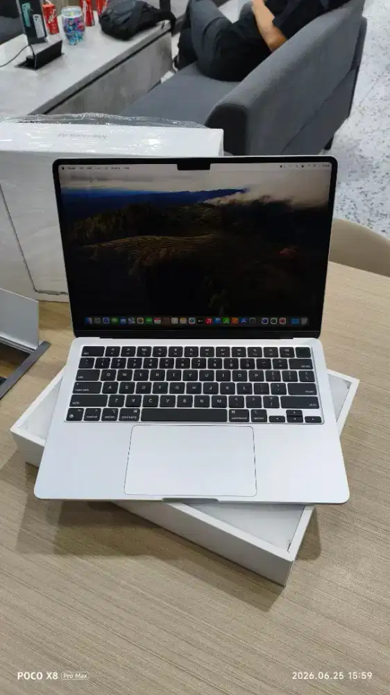 Macbook Air M3 13 16/512GB Silver BH 100 CC 1 Garansi Aktif 11 Bulan