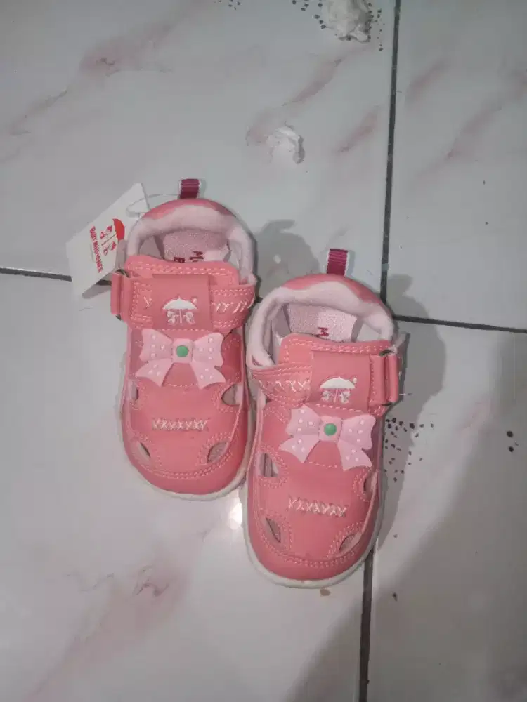 sepatu anak warna pink