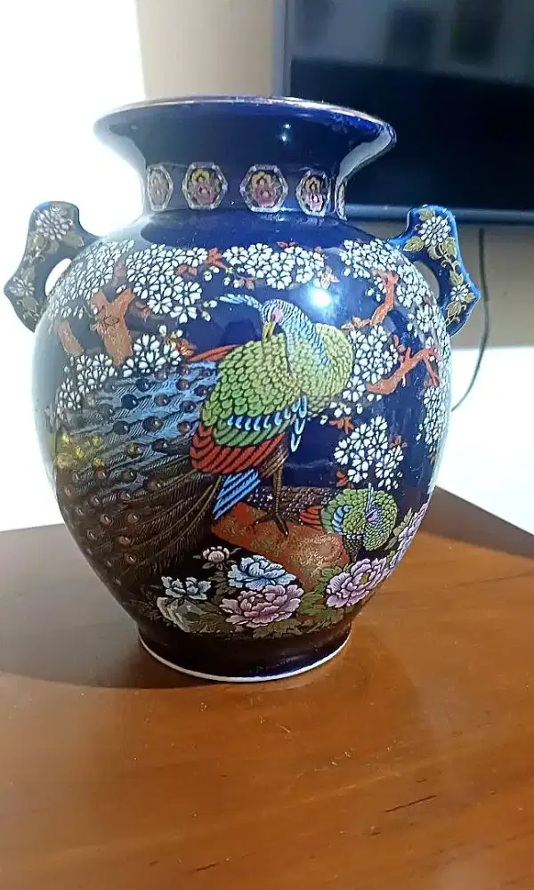 Vas guci biru kobalt Jepang mulus terawat
