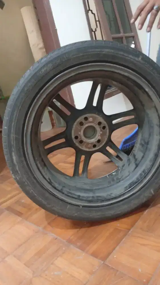 Velg R17 warna hitam dan polish..