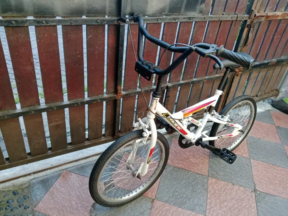 Sepeda bmx warna putih