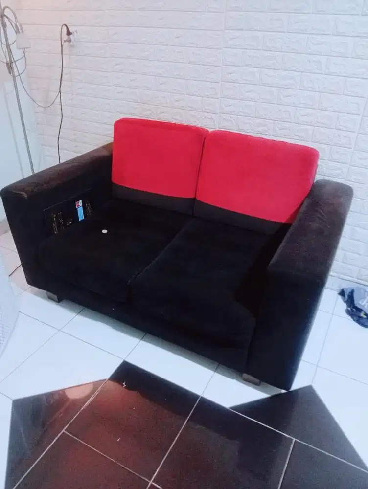 Sofa Hitam Bantalan 2 Seater