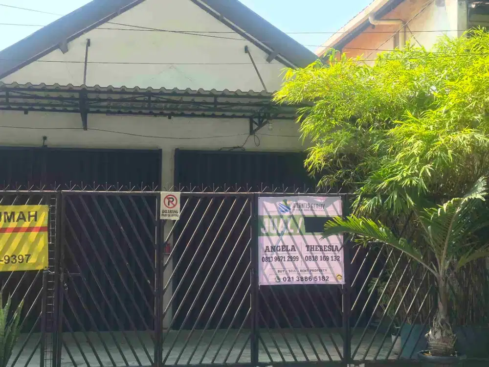 Dijual rumah strategis di pinggir jalan raya.