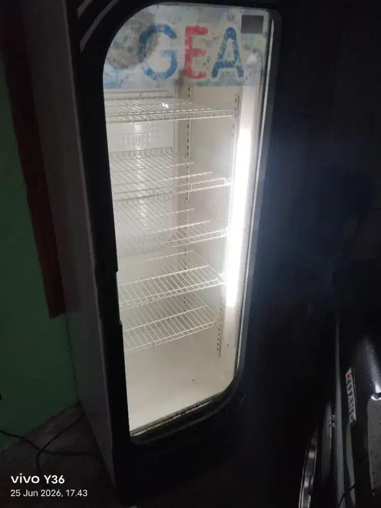 Di jual cepat showcase merk gea oval 5 rak