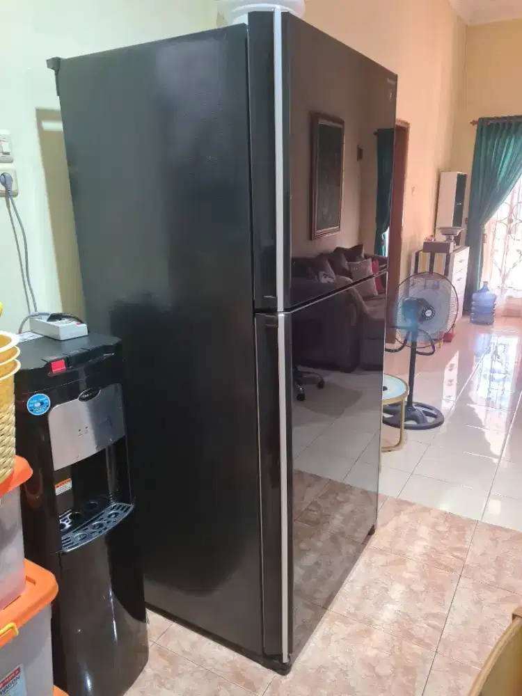 DIJUAL CEPAT KULKAS SHARP 2 PINTU KAPASITAS BESAR (MAU PINDAH)