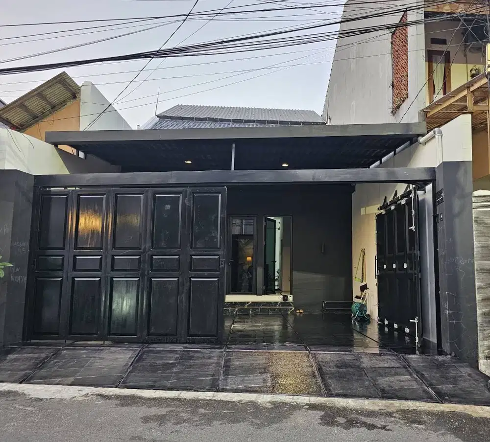 Disewakan bangunan baru! Parkiran luas dan lokasi strategis!