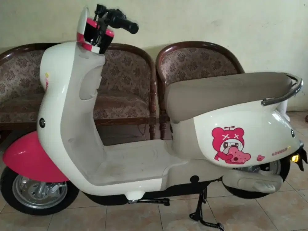 Dijual sepeda listrik merk Yadea mia