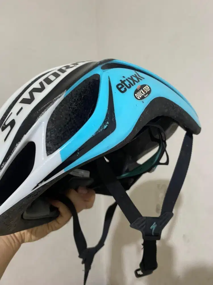 Helm roadbike S-works dan kacamata Rapha