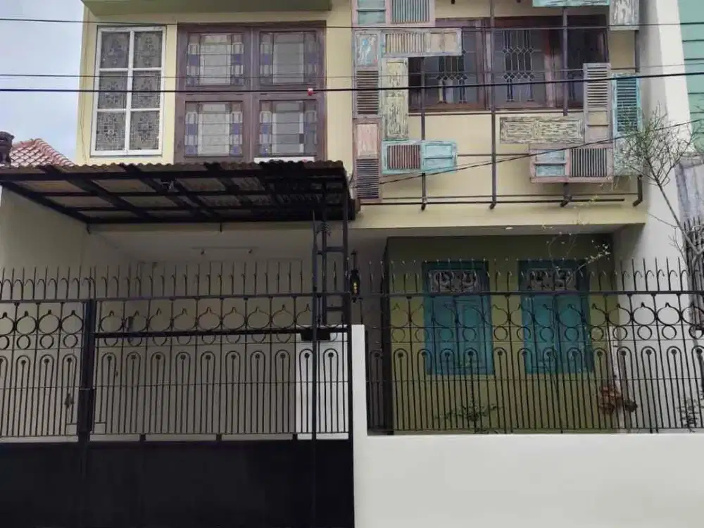 Rumah Bergaya Klasik di Delman Tanah Kusir, Jakarta Selatan