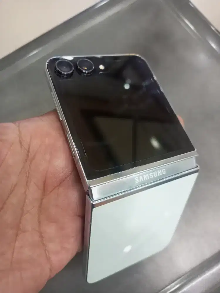 Samsung Z flip 5 ram 8/256gb