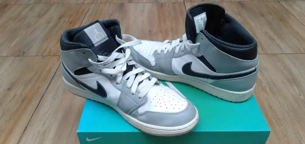 Sepatu Nike Jordan 1 Mid