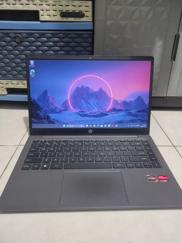 Laptop HP Ryzen 3 7320u mulus garansi aktif