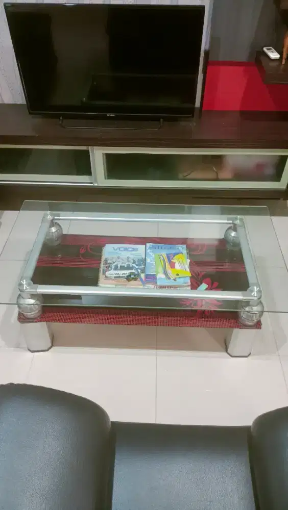 Meja tamu kaca tebal
