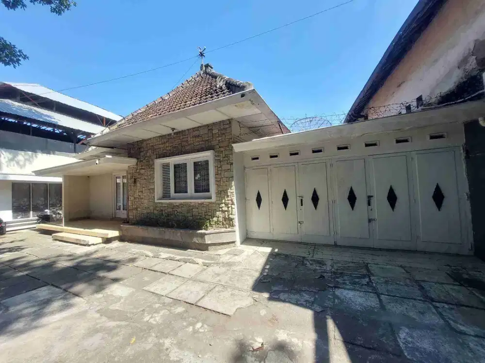 Rumah klasik Pinggir jalan raya pasarkliwon plus gudang batik cocok buat Usaha komersial