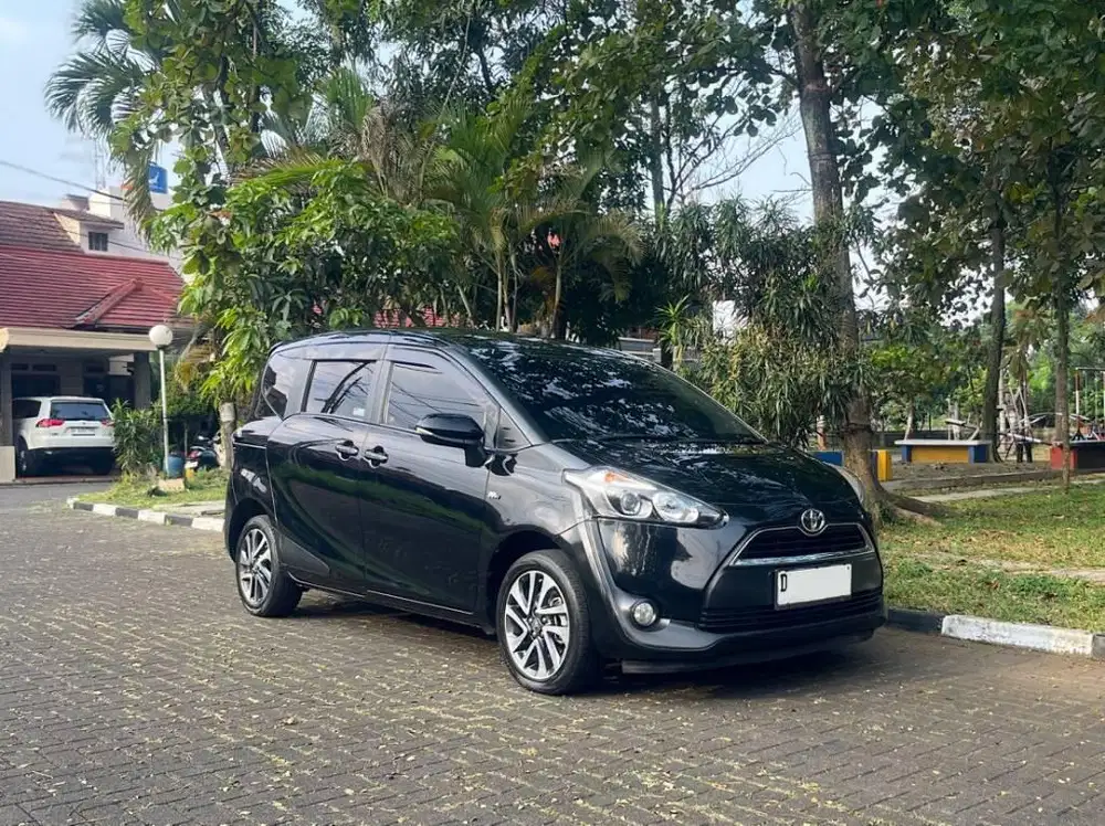 Fullset- Toyota Sienta V 1.5 AT 2017/2016 matic q hitam