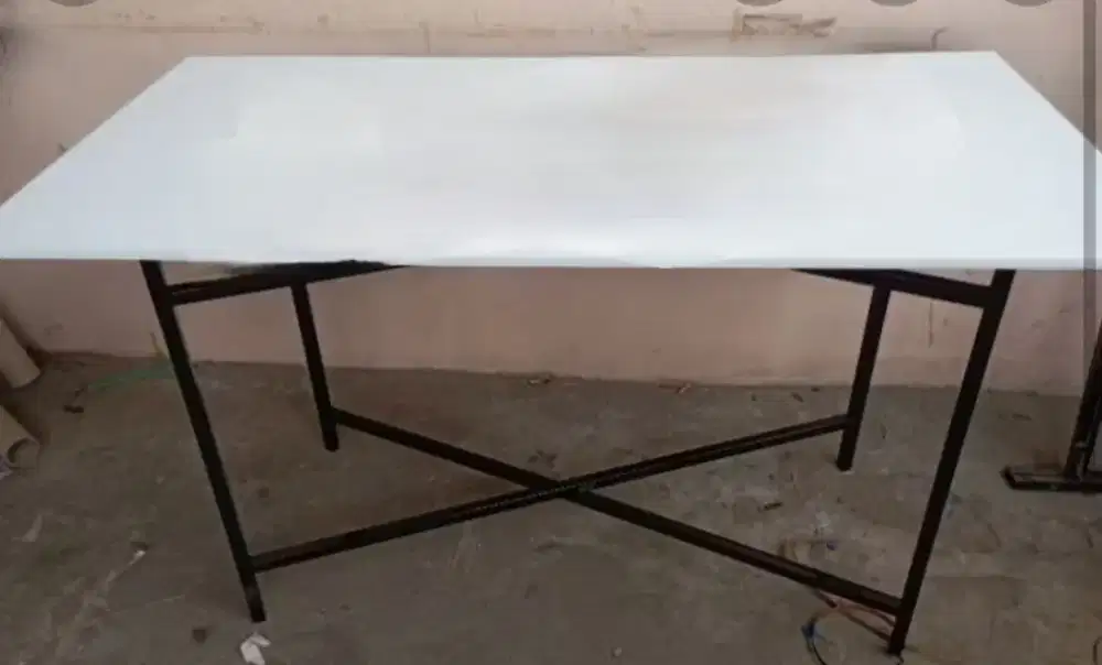 Meja lipat serbaguna