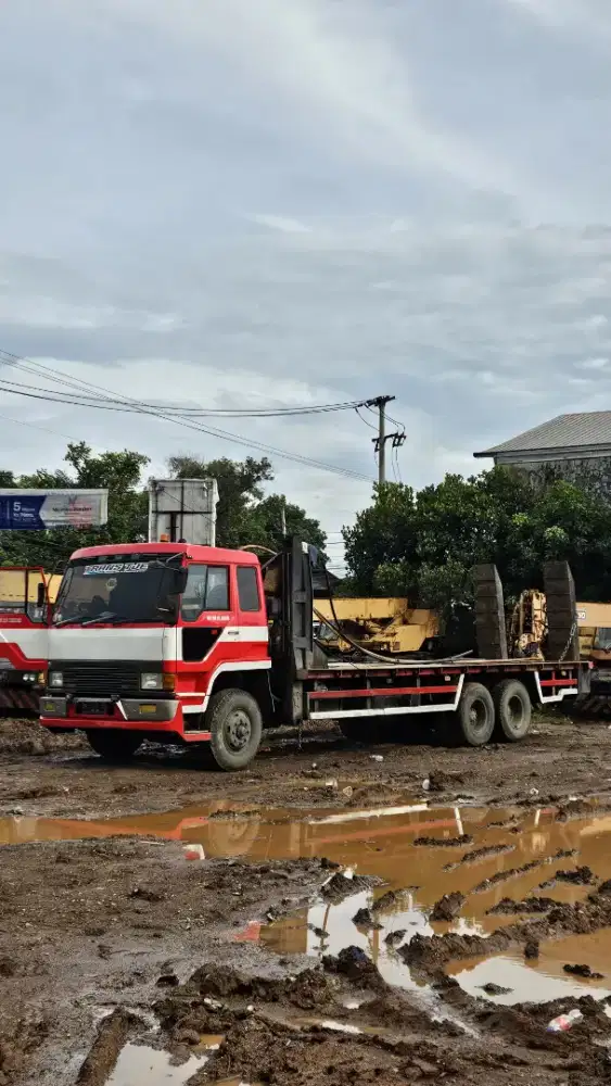 Self loader Mitsubishi Fuso tahun 95