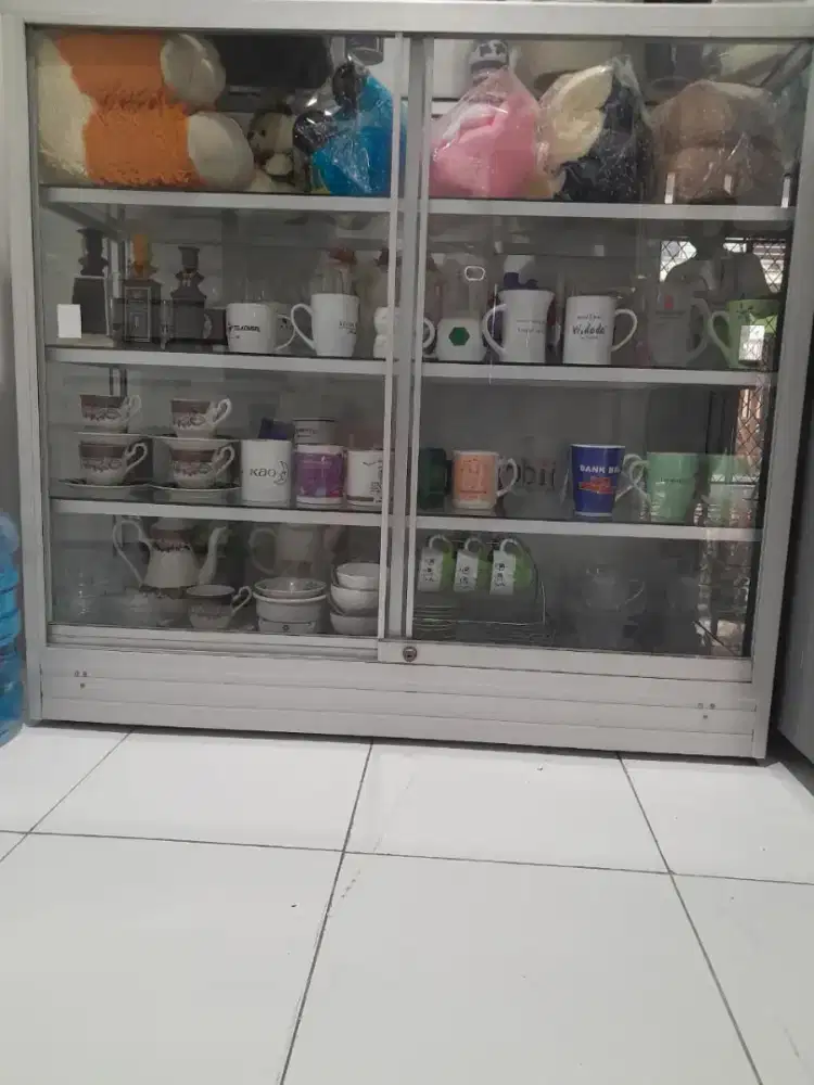 Etalase kaca atau baju