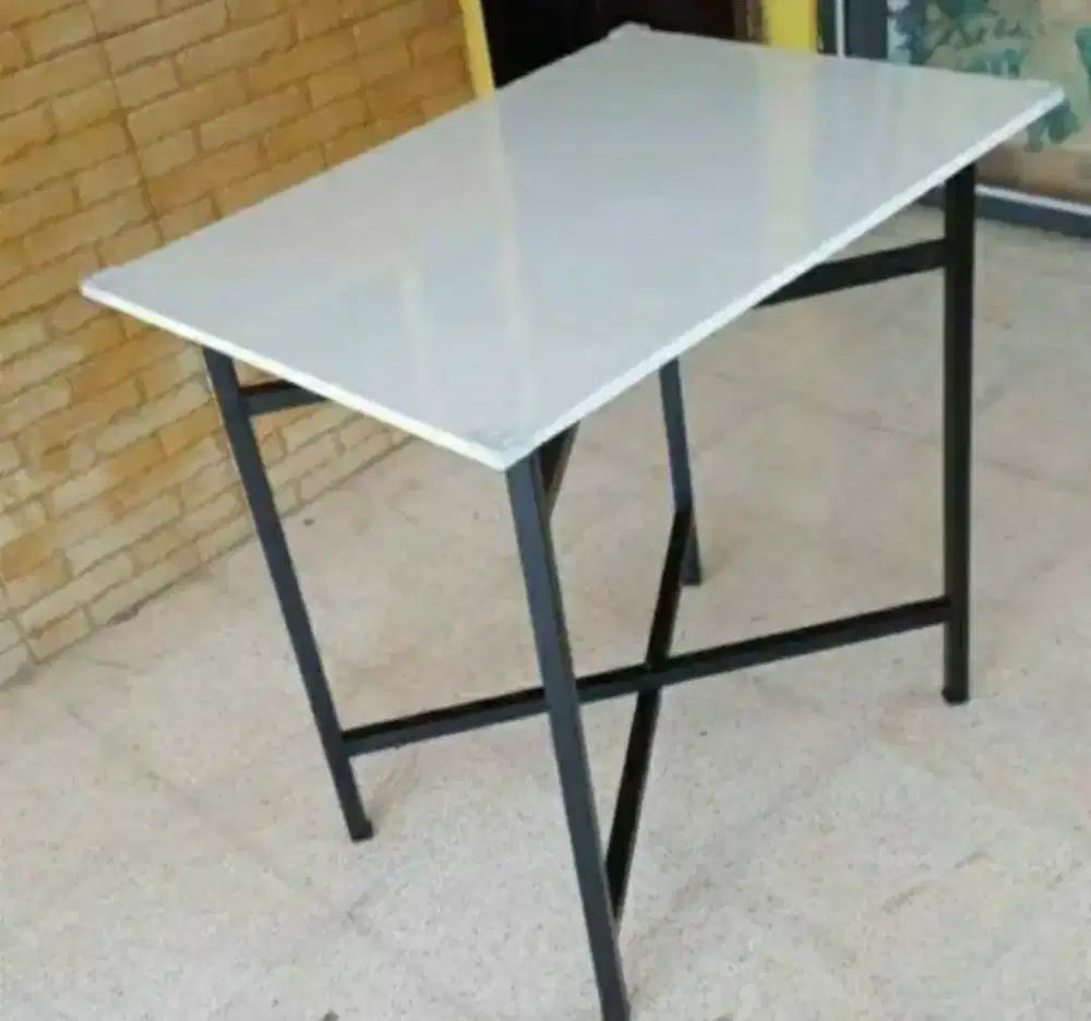 Meja lipat serbaguna