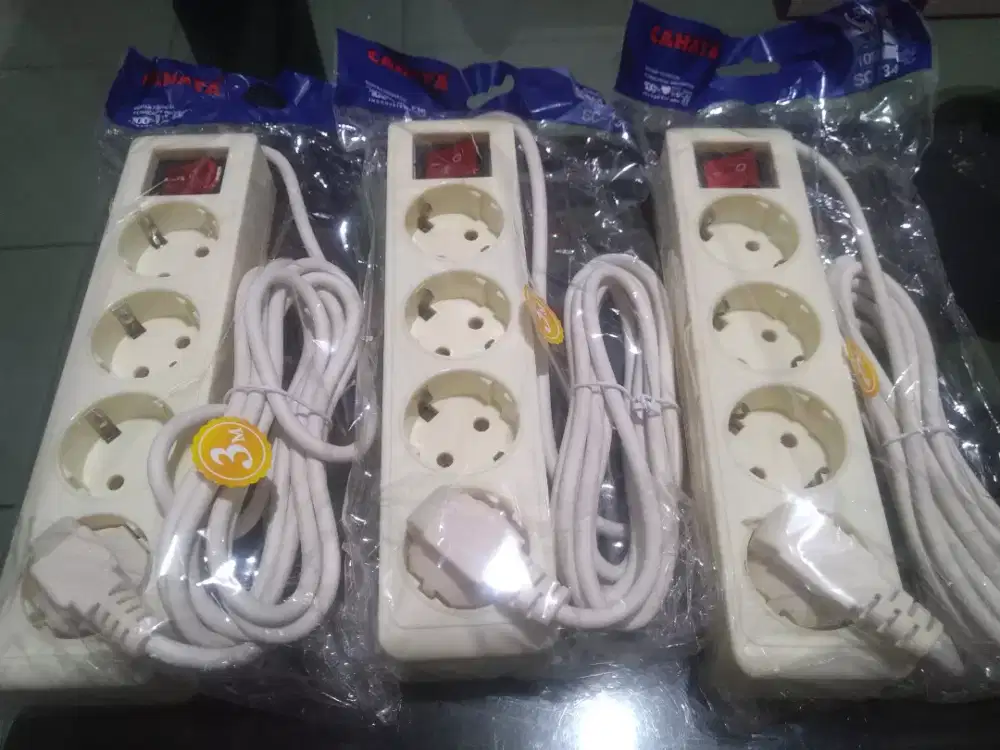 Stop kontak 4 Lubang kabel 3 Meter