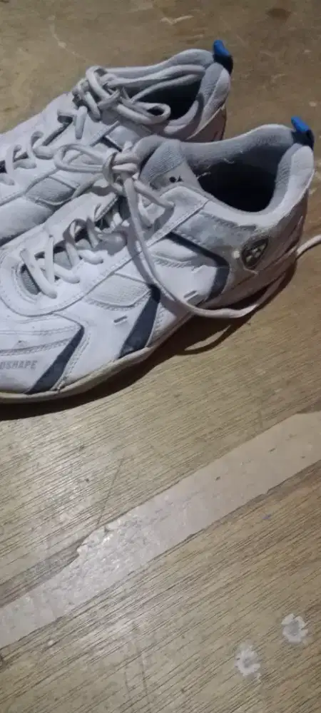 Sepatu yonex original no 42/41 minu aga meletek dikit