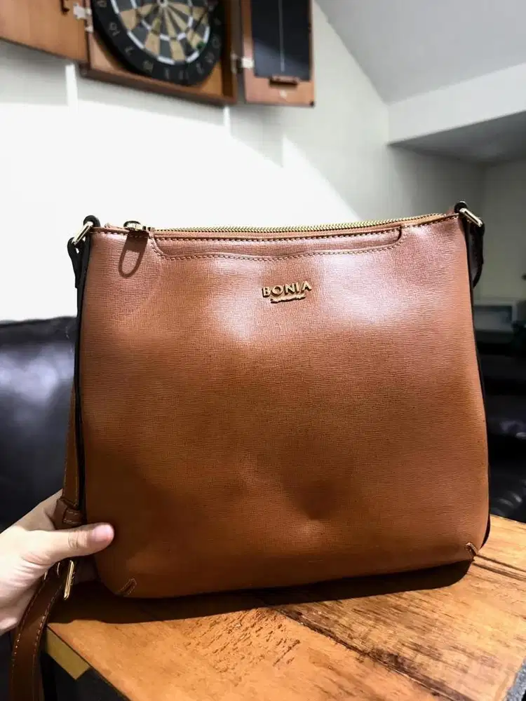 Bonia warna coklat