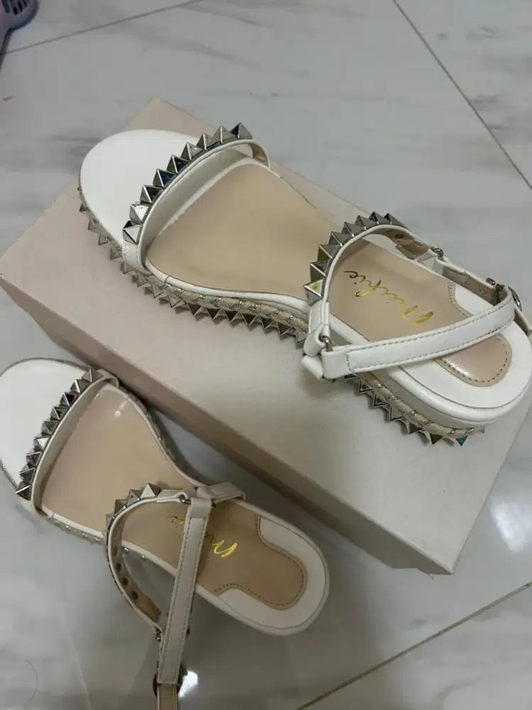 Sepatu NEW edisi kekecilan ( BARU LEPAS PLASTIK BAWAH UNTUK COBA )