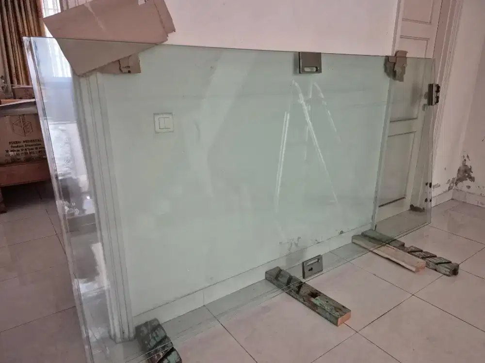 Kaca tempered 10 mm bekas