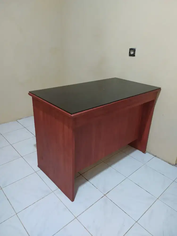 MEJA KANTOR kayu sudah ada kaca
