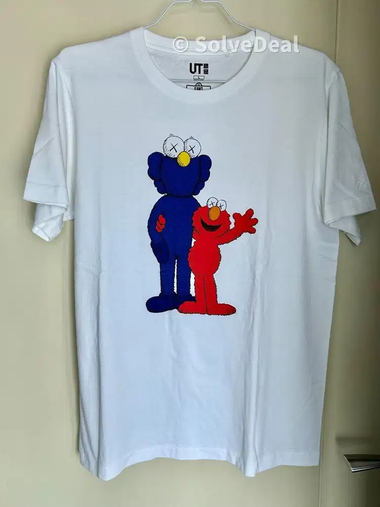 Kaos Uniqlo Kaws Sesame Street BFF Elmo White Graphic Tee Original