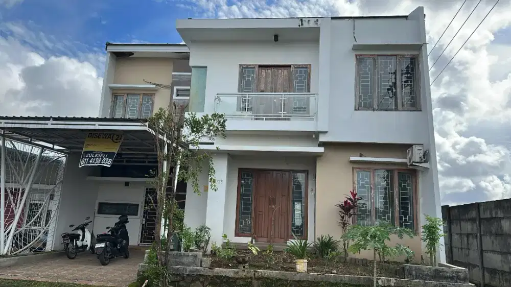 Rumah 2 lantai dalam kompleks yang asri dan aman