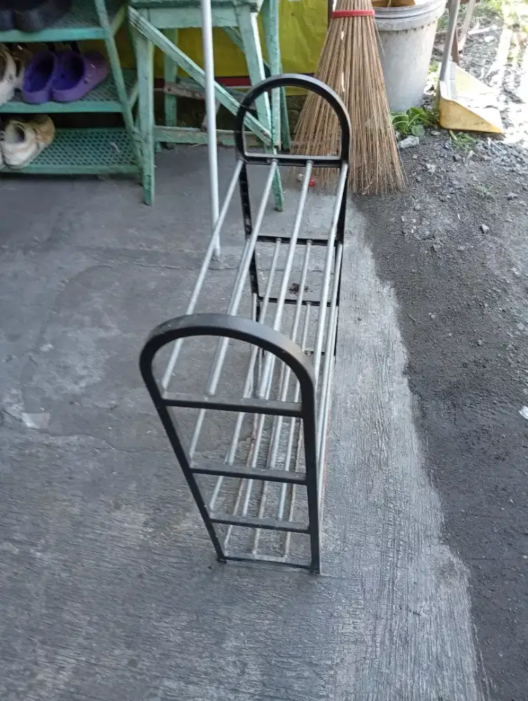 Rak sepatu dari bahan besi