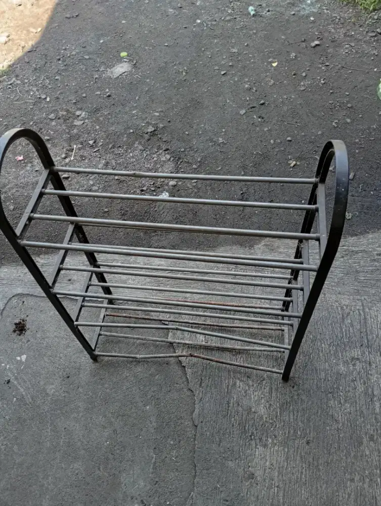 Rak sepatu dari bahan besi