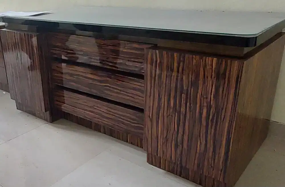 Meja kantor siap pakai