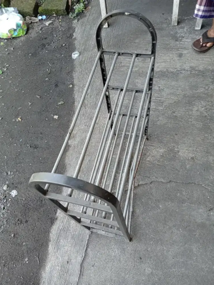 Rak sepatu dari bahan besi