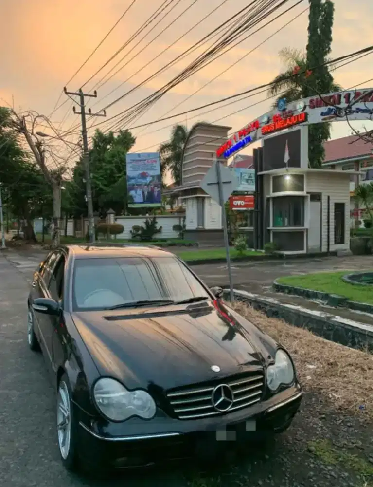 Mercedes Benz c240 w203 hitam