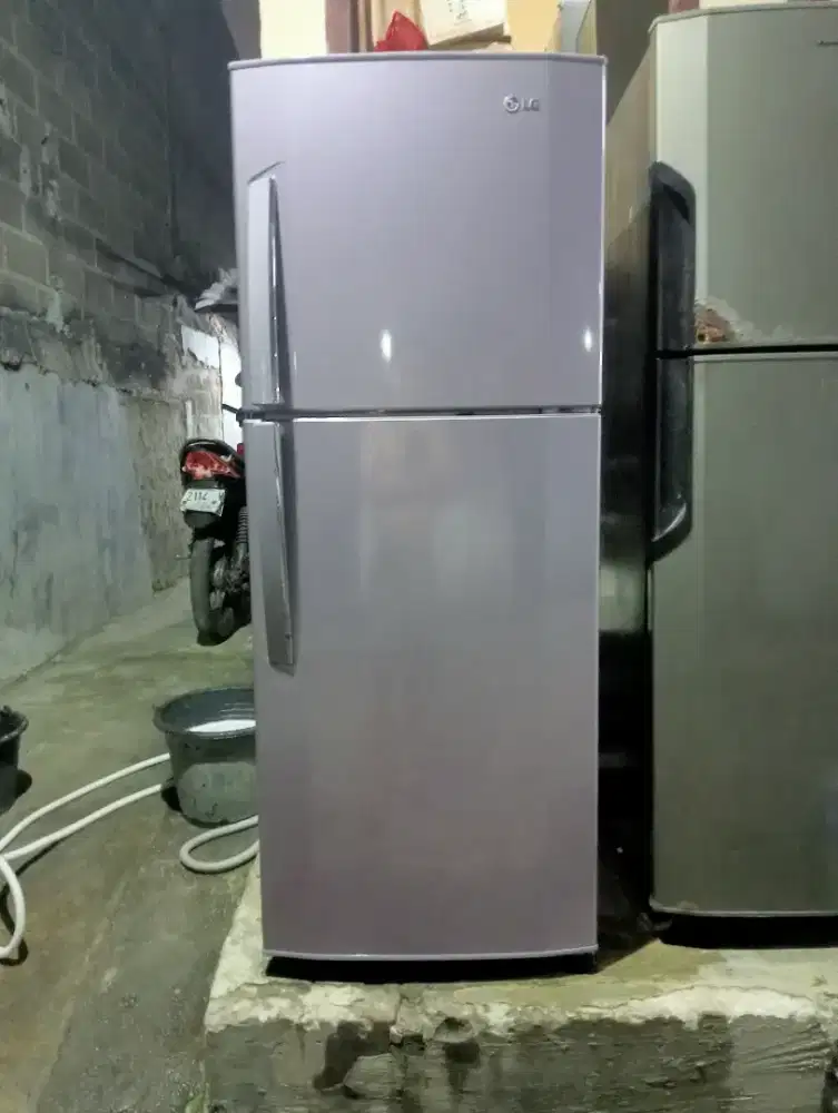 Di jual kulkas LG 2 pintu masih orisinil pabrik
