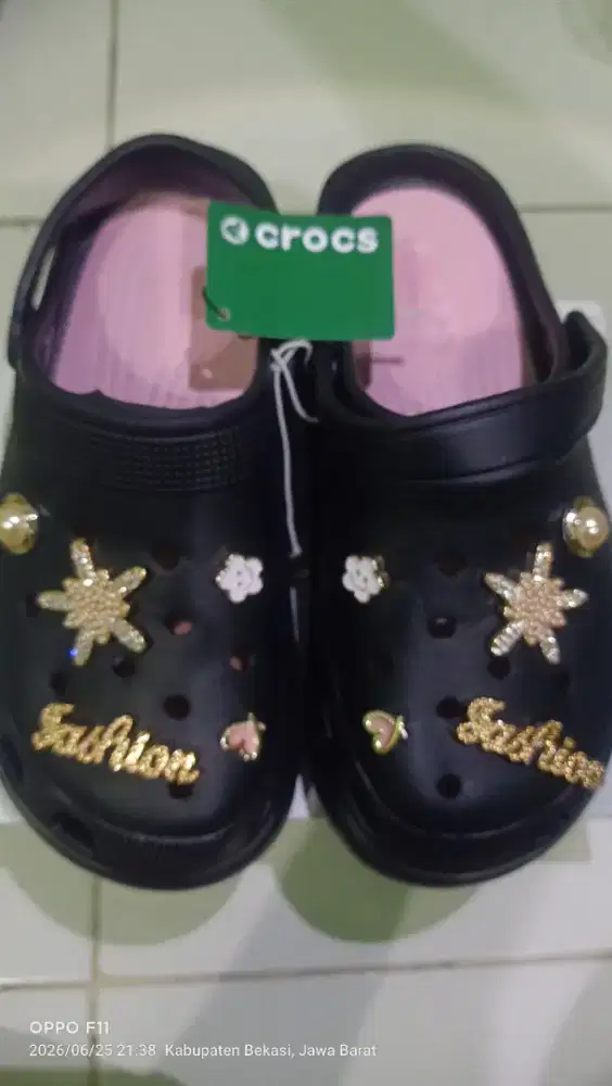 Di jual 2 Pasang Sandal CROCS Wanita Baru