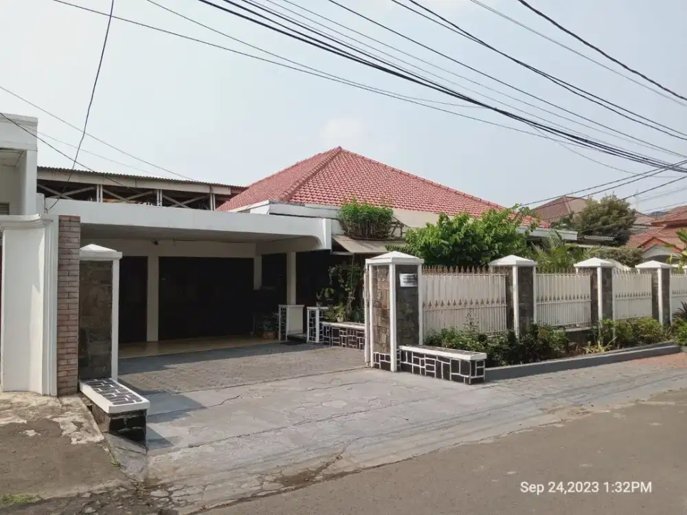 rumah lama di huk dalam perumahan jatiwaringin permai