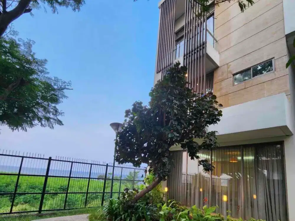Di jual rumah semi furnish 4 lantai ukuran 8x18 / 144 m2 4 kamar parkir 3 mobil hadap barat timur view regatta / ancol mansion dekat pintu toll ancol di double decker seafront ancol barat Jakarta utara