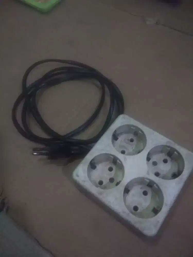 Stop kontak isi 4 lubang plus kabel, panjang 1.5 meter